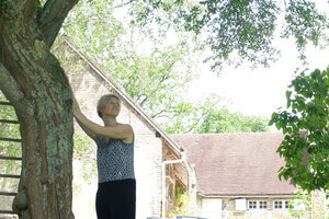 Photo d'Elise Cuffel à côté d'un arbre